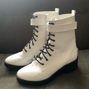 Juicy Couture White & Black JC-OODLES size 7 1/2